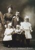 Peder og Marine Gresset med barna Gertrude, Agnes og Arthur