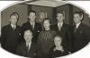 Familien Aasgaard:
Foran: Peter Christian og Ingeborg.
Bak: Leif, Henry, Gerda, Eilif og Arvid